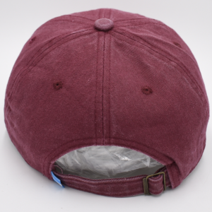 El cierre trasero es regulable del tipo strapback